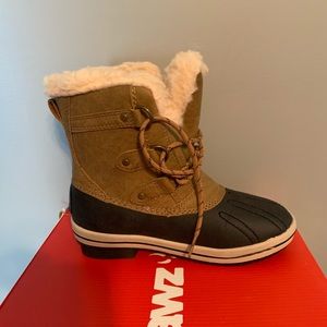 Pawz Cold Weather Boots sz 5. Worn maybe 3 times. Will fit size 3.5 kids
